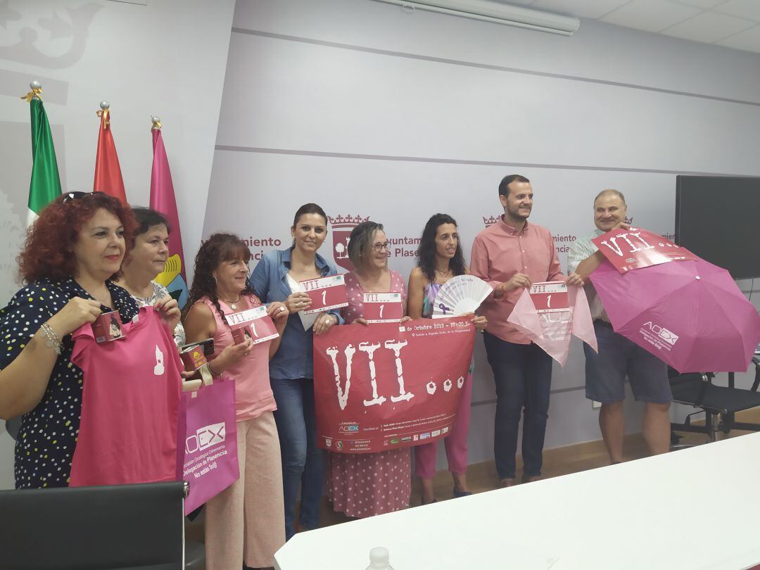 Miembros de Aoex y del consistorio de Plasencia durante la presentación de la Marcha Rosa