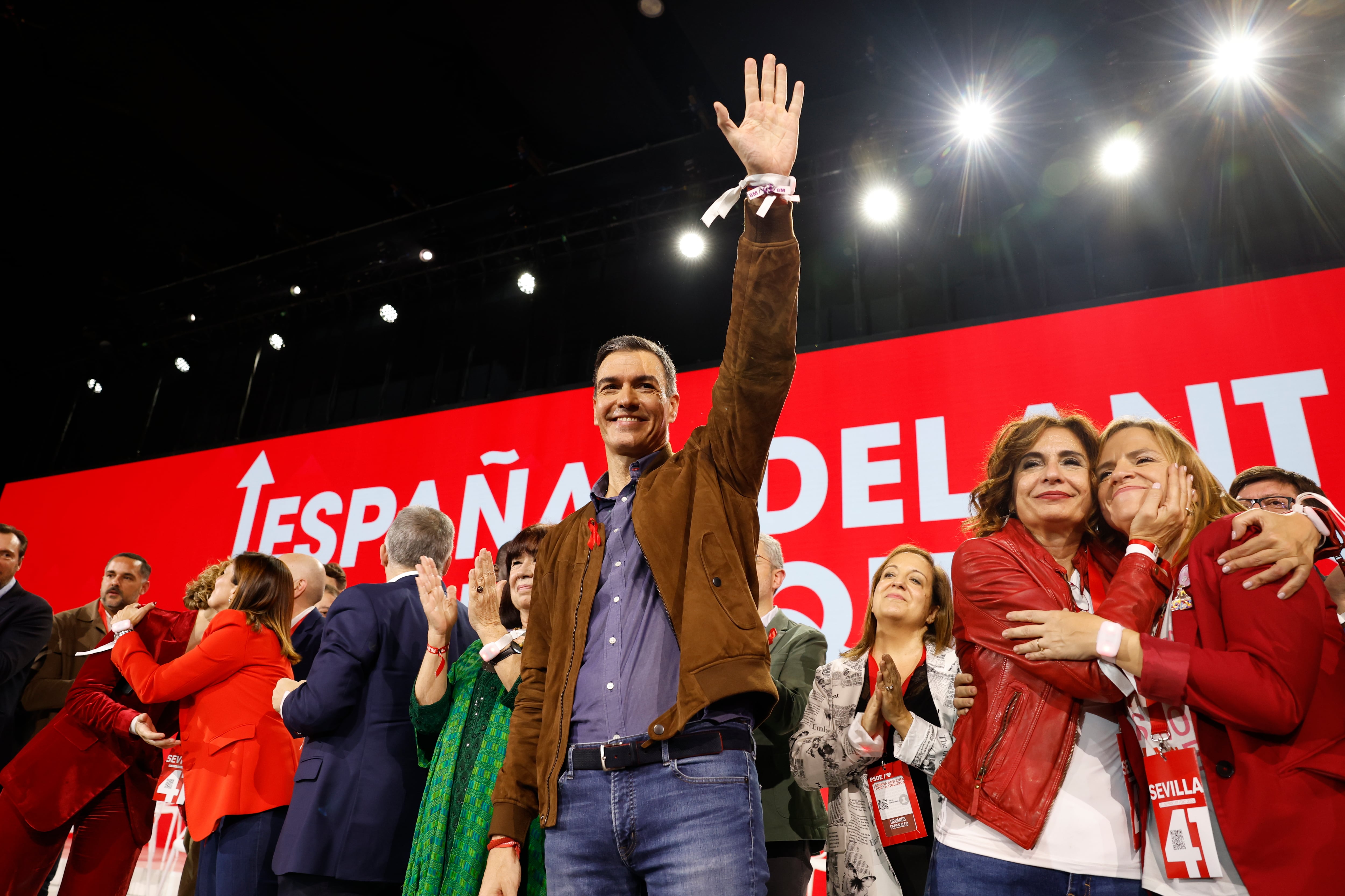 SEVILLA , 01/12/2024.- El presidente del Gobierno, Pedro Sánchez (c) durante el 41 Congreso Federal del PSOE reunido en Sevilla este domingo. EFE/Julio Muñoz
