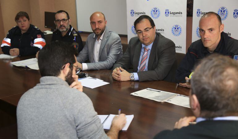 El alcalde Santiago Llorente junto a los mandos de los cuerpos de seguridad