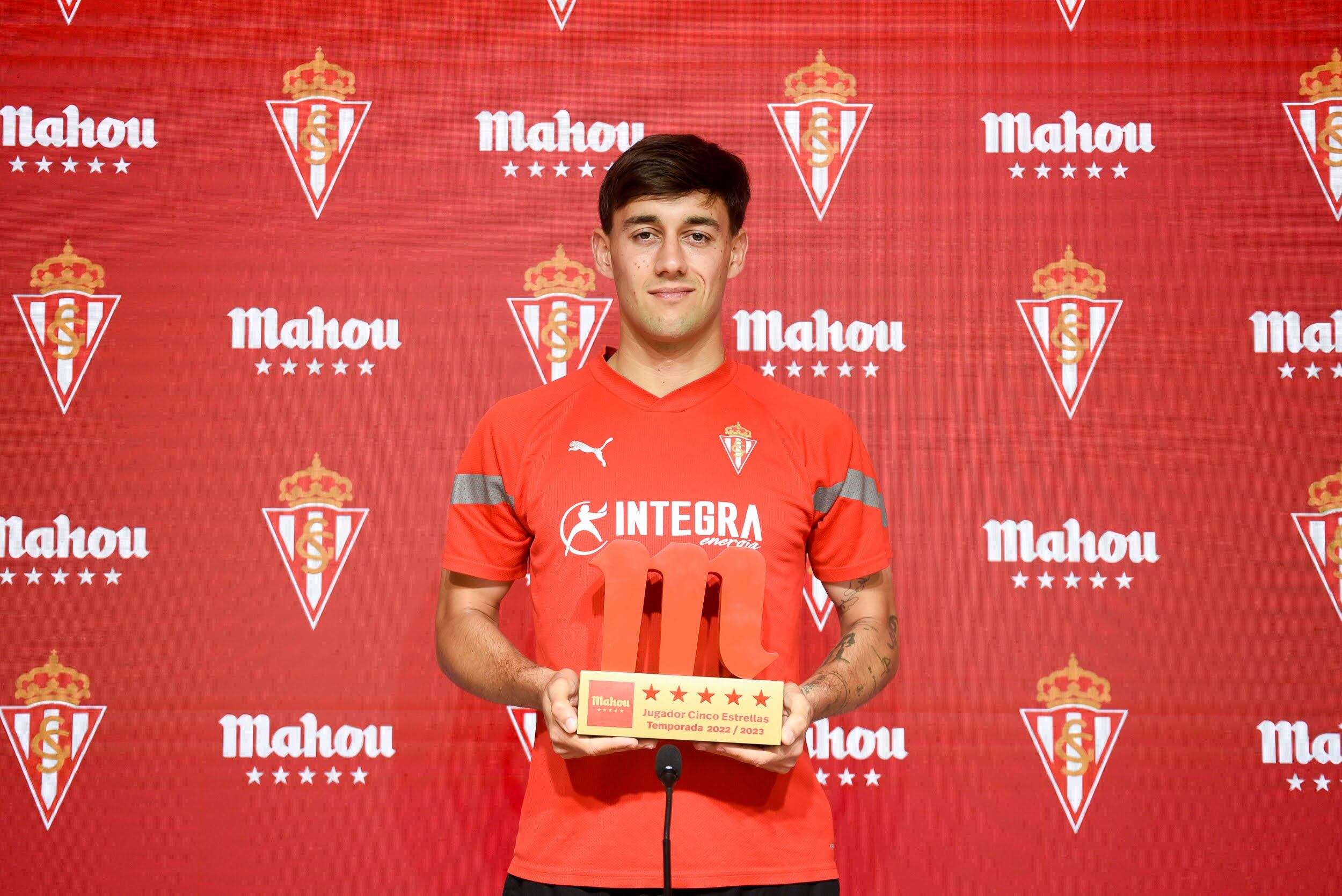 Pedro Díaz recoge el Trofeo Jugador Cinco Estrellas como mejor jugador del Sporting de la temporada.