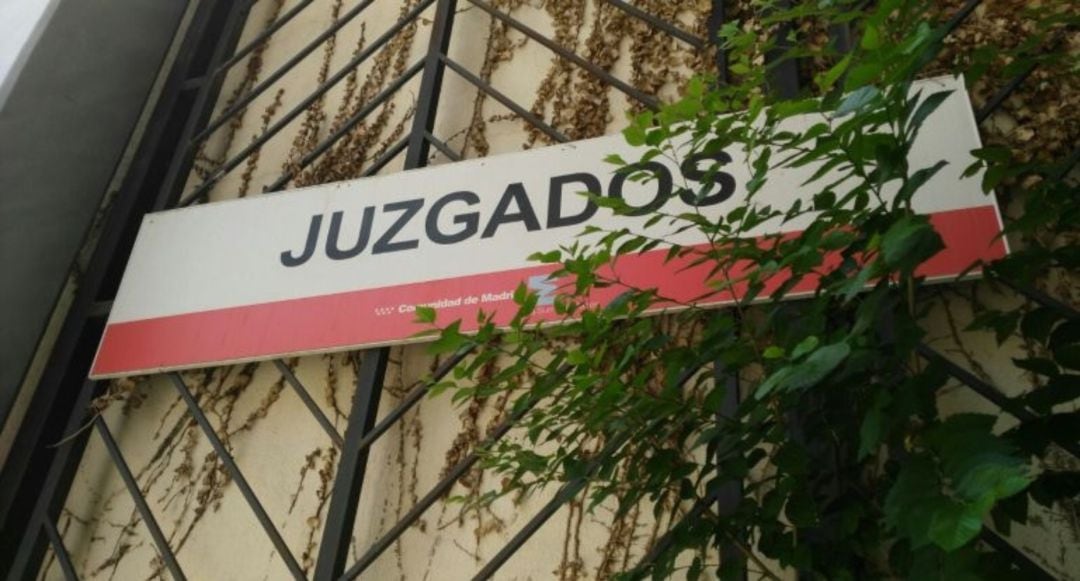 Cartel de entrada a los juzgados de violencia de género de Madrid