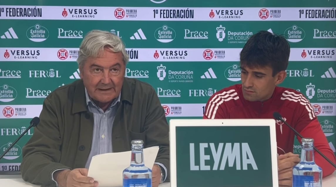 Ander Gorostidi, en su presentación junto al presidente del club, Manuel Ansede (imagen: Racing Club Ferrol)