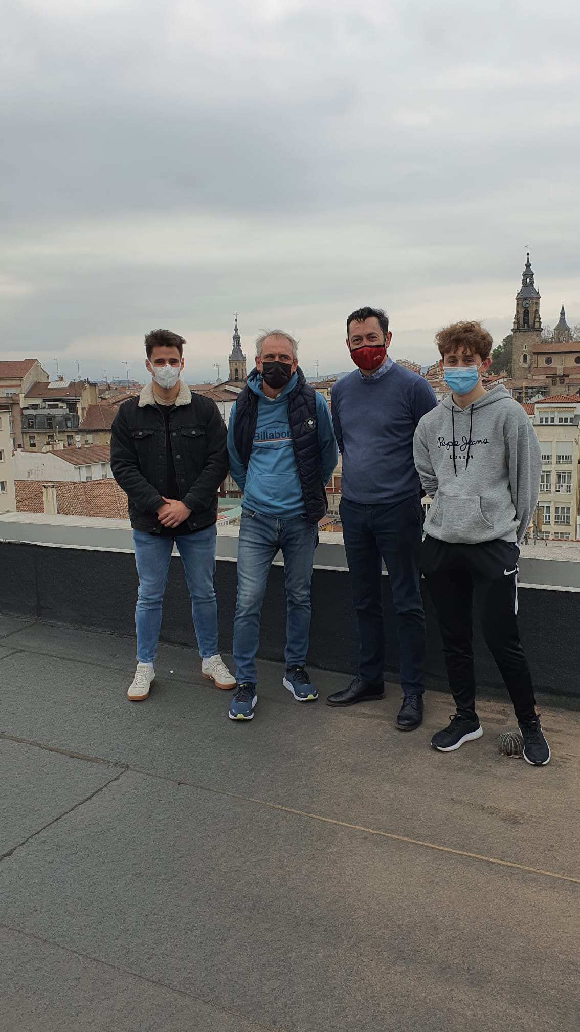 Los miembros de la tertulia en la terraza de SER Vitoria