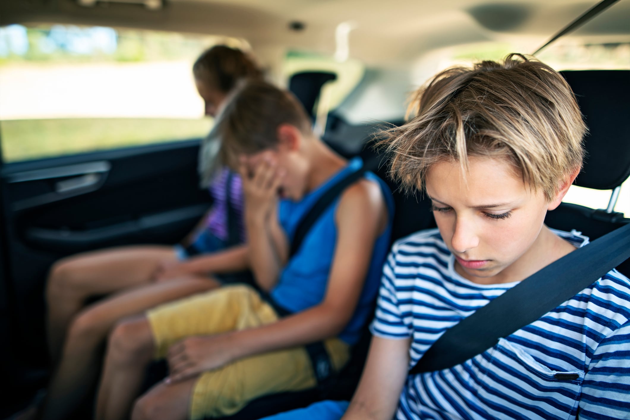 Niños mareados en un viaje en coche