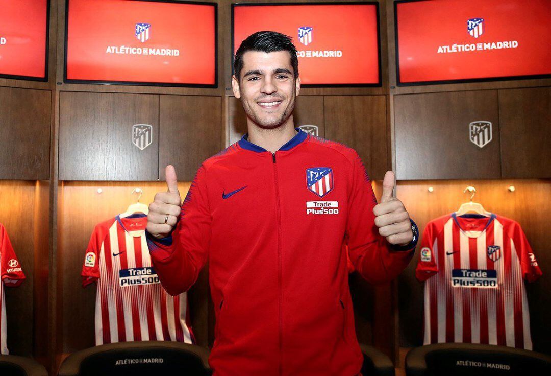 Morata posa con su nueva indumentaria