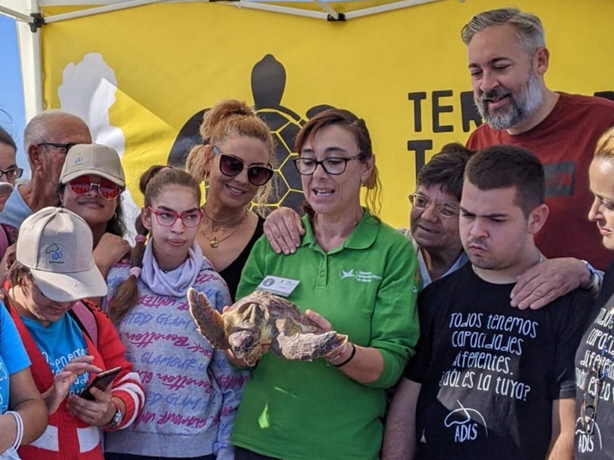 Instantes previos a la liberación de la tortuga boba