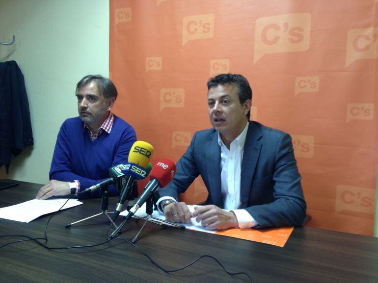 Juan Pablo Izquierdo portavoz de ciudadanos junto con César Gutiérrez responsable del área cultural