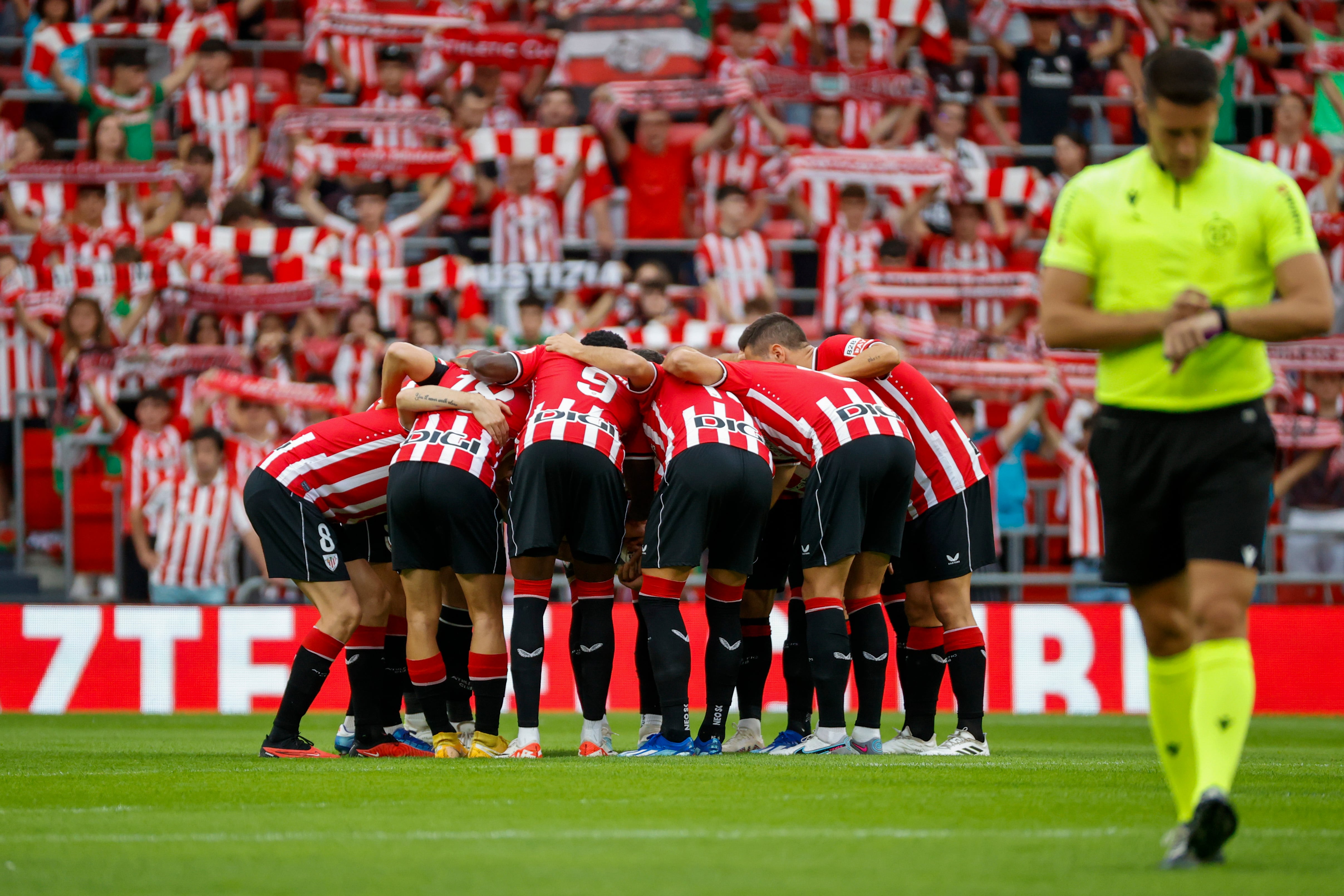 BILBAO, 27/09/2023.- Los jugadores del Athletic de Bilbao en la previa del partido ante el Getafe de la jornada 7 de Liga de primera División que disputan en San Mamés en Bilbao. EFE/Luis Tejido
