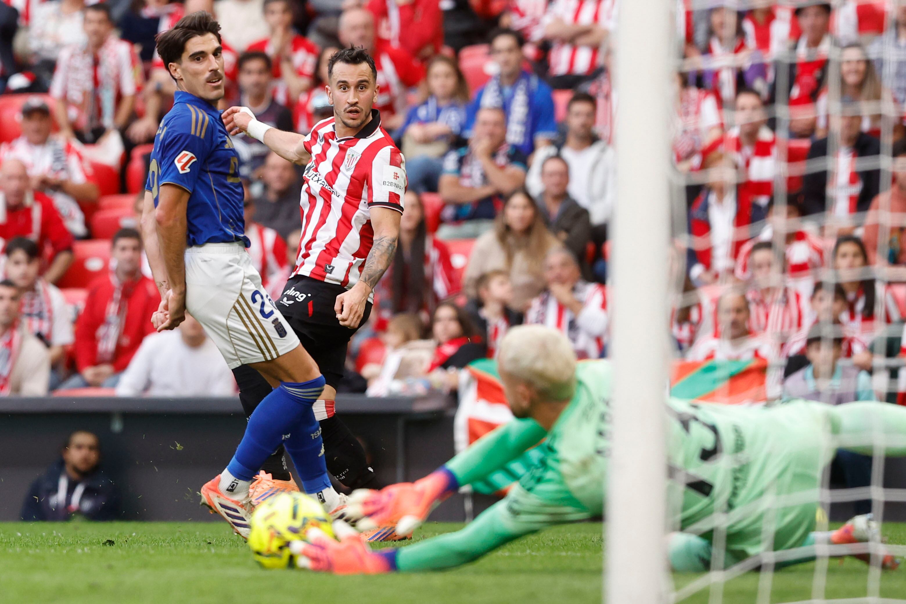 BILBAO, 09/11/2025.- El defensa del Real Oviedo Nacho Vidal (i) disputa un balón con el delantero del Athletic Álex Berenguer (c) durante el partido de la jornada 12 de Liga disputado este domingo en el estadio de San Mamés. EFE/Miguel Toña
