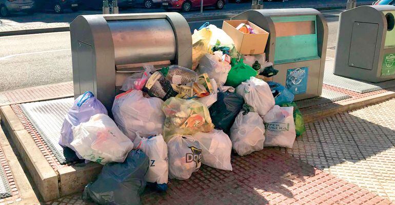 Residuos fuera de los contenedores de basura de Alcobendas