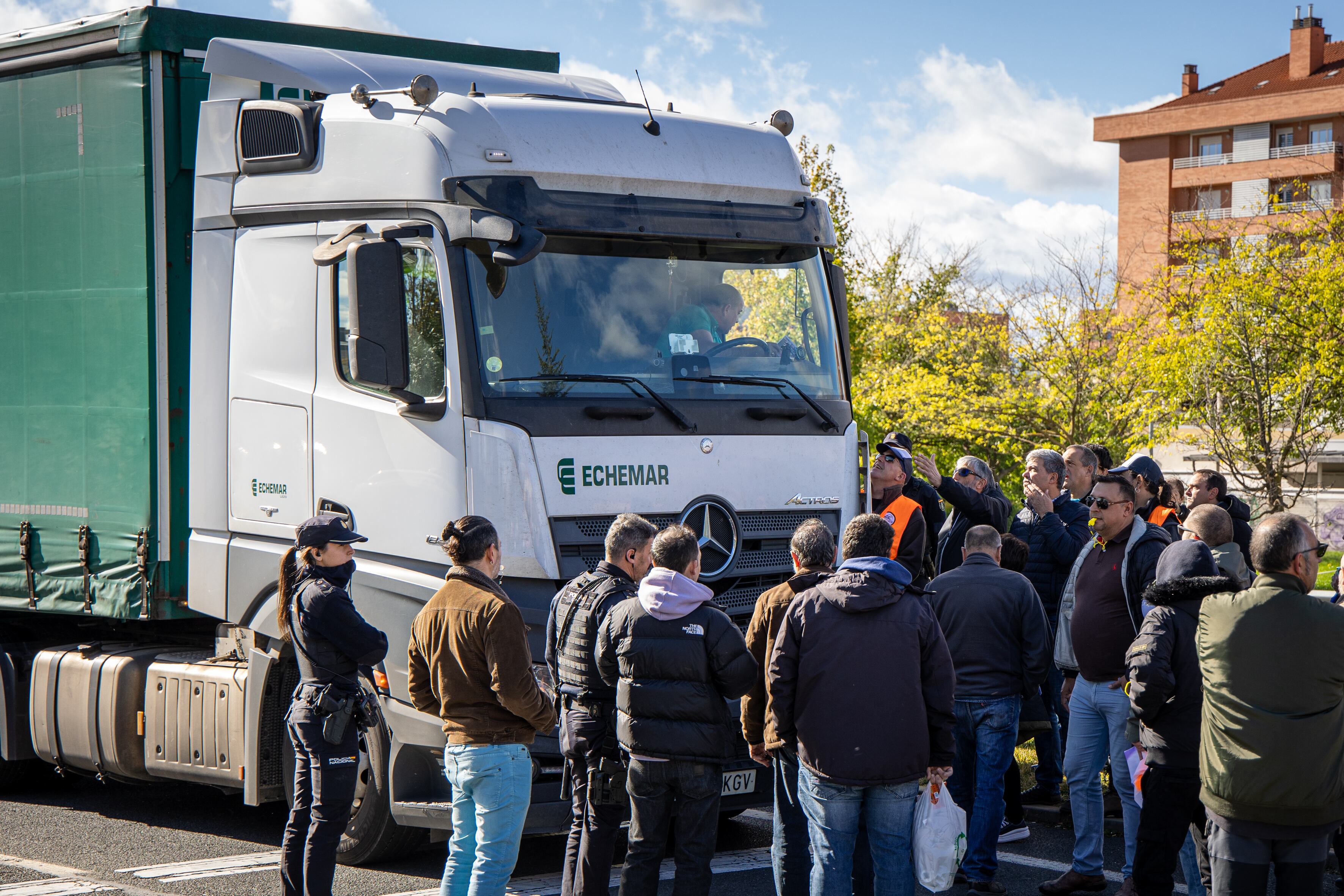 LOGROÑO 05/11/2023.- Alrededor de un centenar de personas se han concentrado este domingo en el centro de Logroño y a modo de piquete han recorrido varias calles, cortando el tráfico, para reclamar a las asociaciones empresariales que negocien un convenio CCOO.-EFE/ Raquel Manzanares