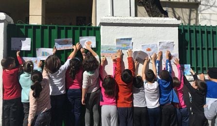 Escolares del CEIP &#039;Alcal&aacute; Venceslada&#039; con sus dibujos.