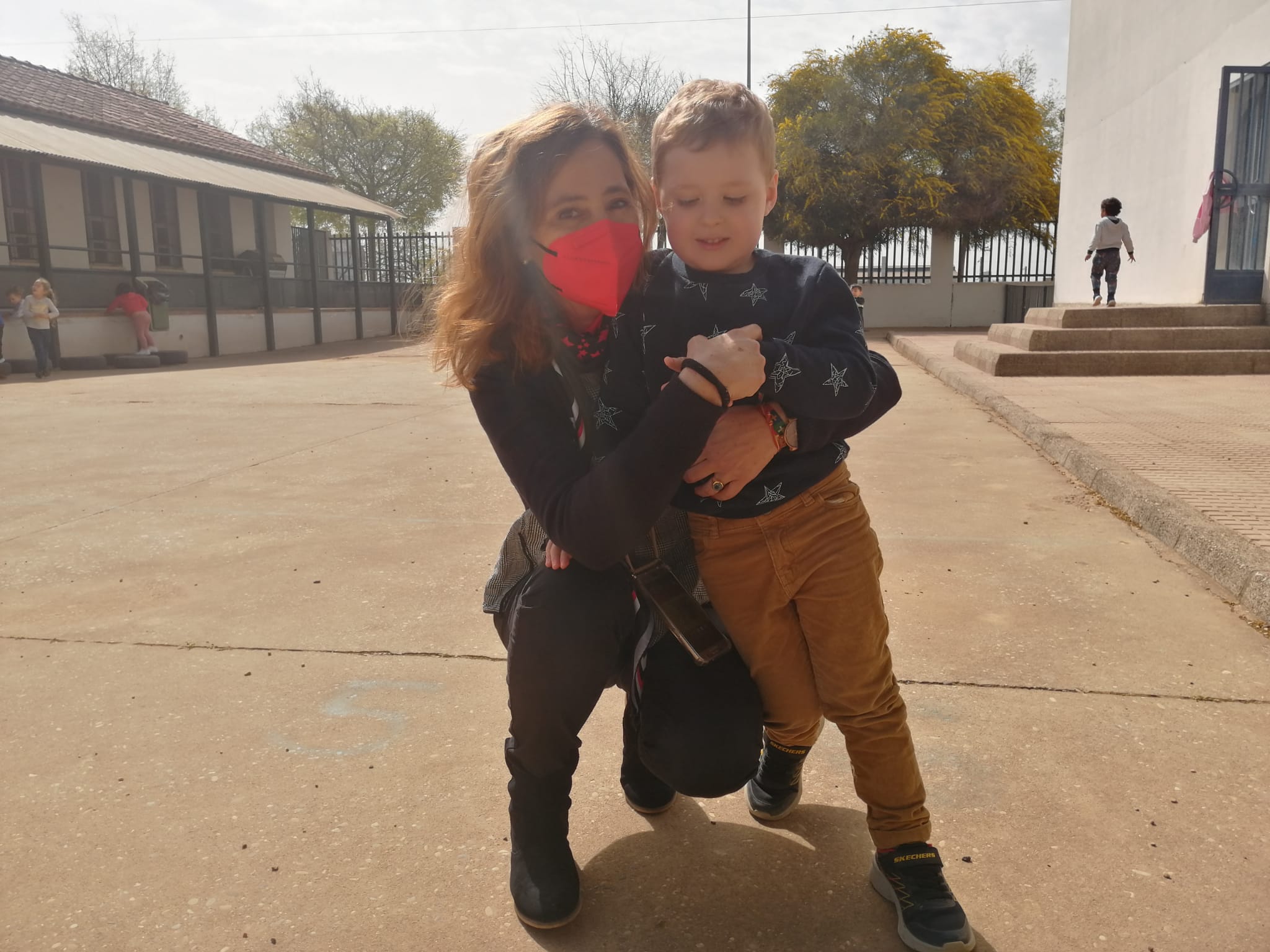 Piluca Ledesma, tutora del curso de 3 años del CEIP Mirasierra de Córdoba, junto al pequeño Davyd.