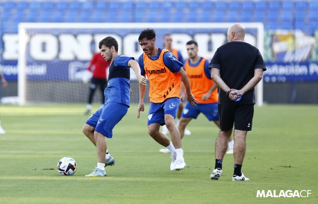 Pepe Mel dirige un entrenamiento en La Rosaleda