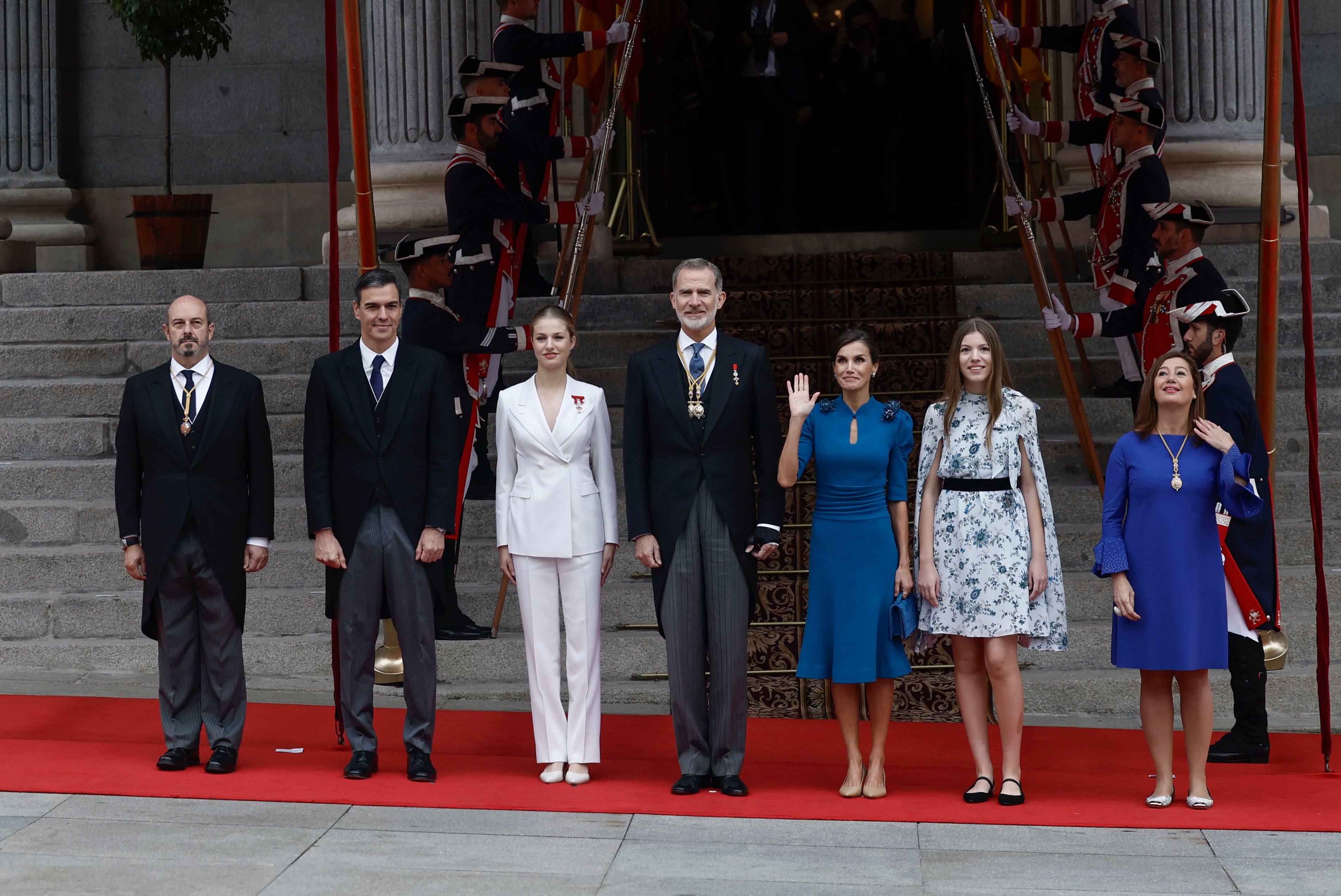 Los reyes de España, Felipe VI (c) y Letizia (3d), la princesa Leonor (3i) y la infanta Sofía (2d), acompañados por el presidente del Gobierno, Pedro Sánchez (2i), y los presidentes del Senado, Pedro Rollán (i), y del Congreso, Francina Armengol (d).