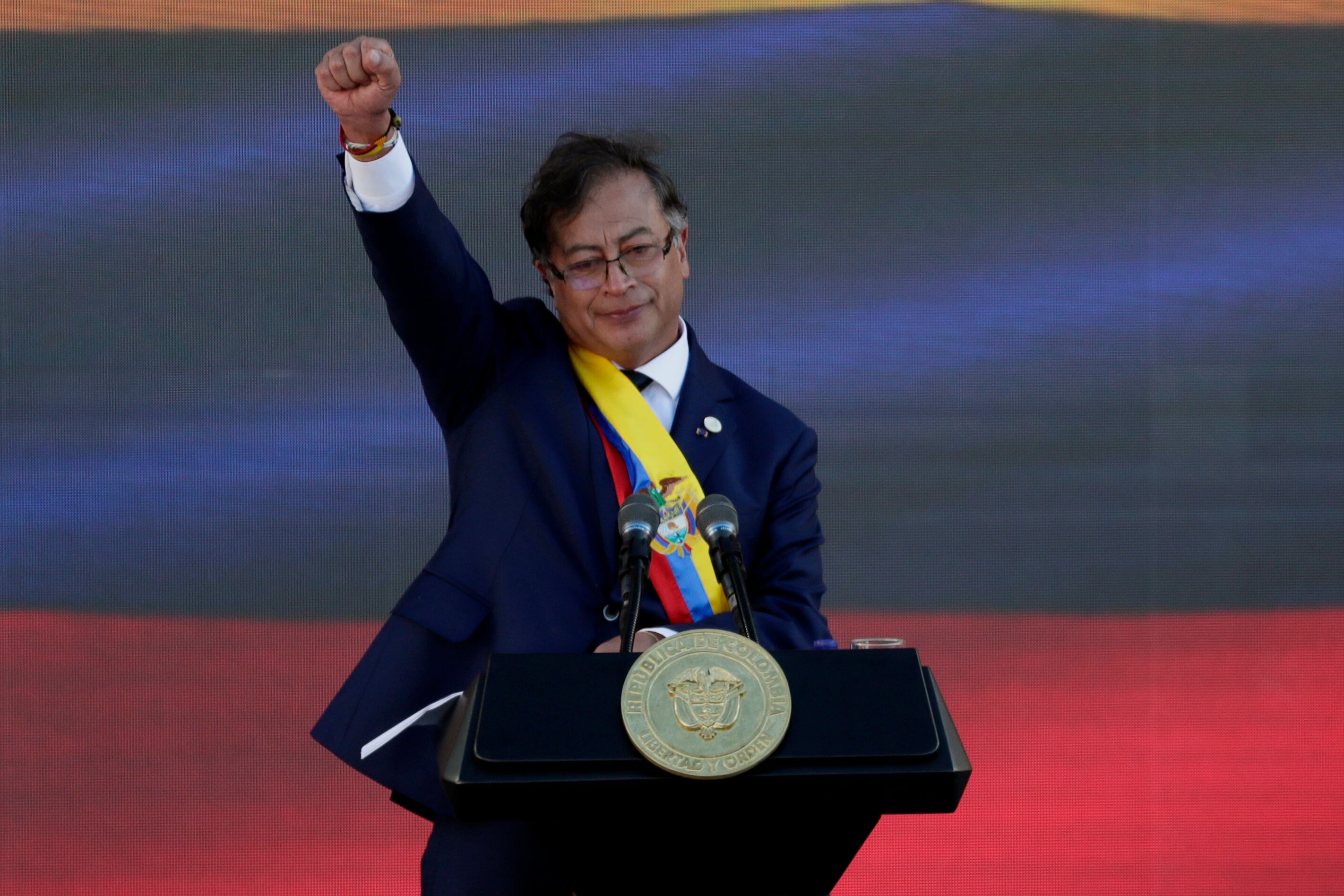 El presidente de Colombia, Gustavo Petro, saluda luego de pronunciar su discurso de investidura hoy, en la Plaza Bolívar de Bogotá (Colombia)