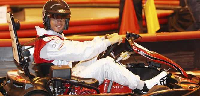 El delantero portugués del Real Madrid Cristiano Ronaldo subido en un karts antes de la salida de la carrera que disputaron los jugadores del equipo madrileño