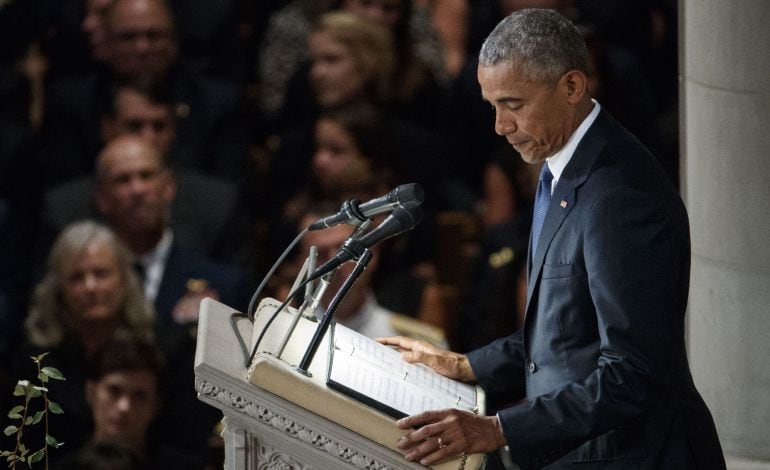 Barack Obama durante su discurso en el funeral de McCain