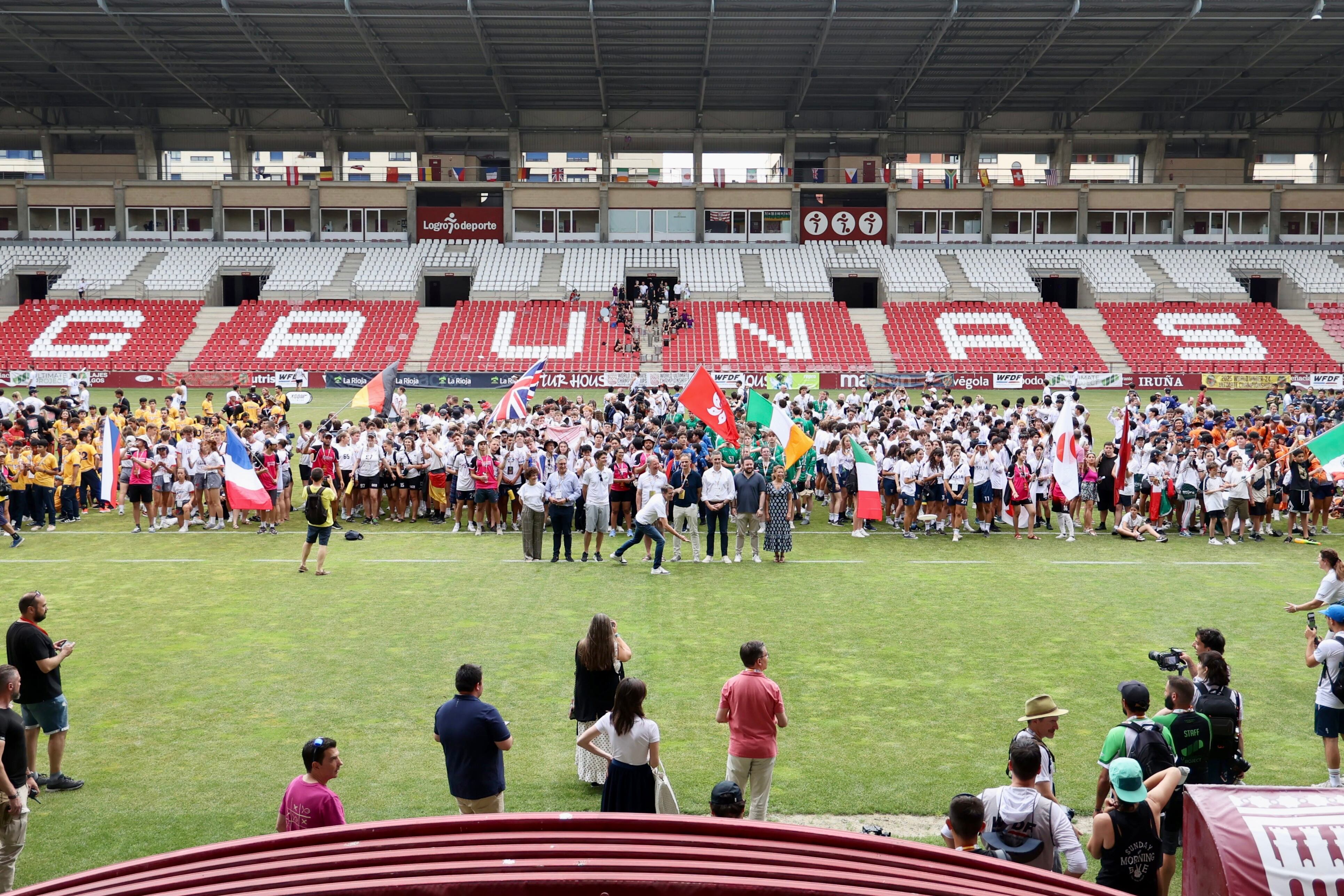 LOGROÑO 21/06/2025.- Foto de autoridades, presidente del gobierno de La Rioja, Gonzalo Capellán (4iz), y el presidente de World Flying Disc Federation (WFDF), Robert "Nob" Rauch (5iz), antes de comenzar el partido inaugural del WFDF 2025 World Under-24 Ultimate Championships este sábado, que enfrenta a la selección española contra la francesa en categoría mixta en el estadio municipal de Las Gaunas.-EFE/Raquel Manzanares
