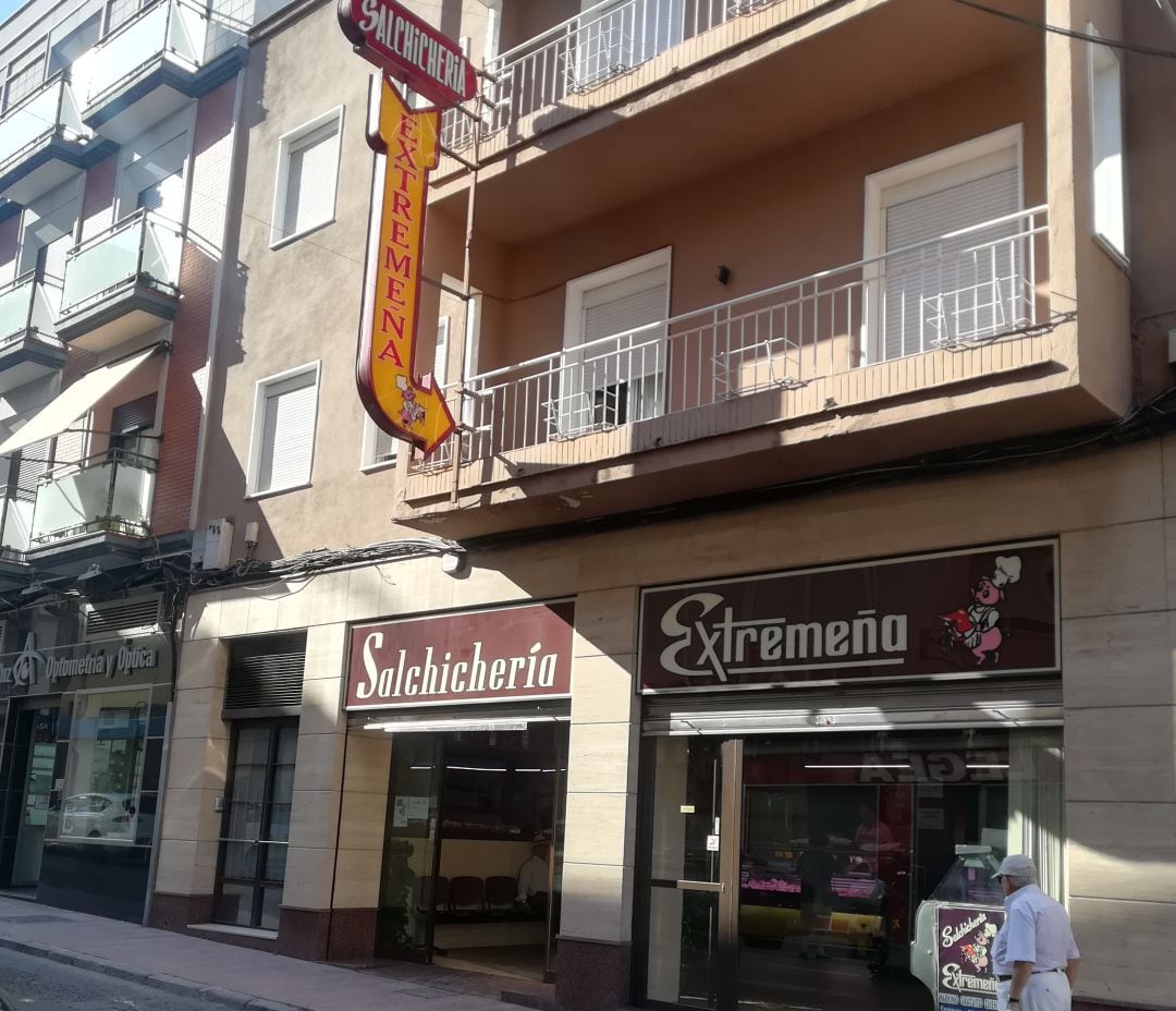 Fachada de establecimiento Salchichería Extremeña en calle Baños (foto de archivo).