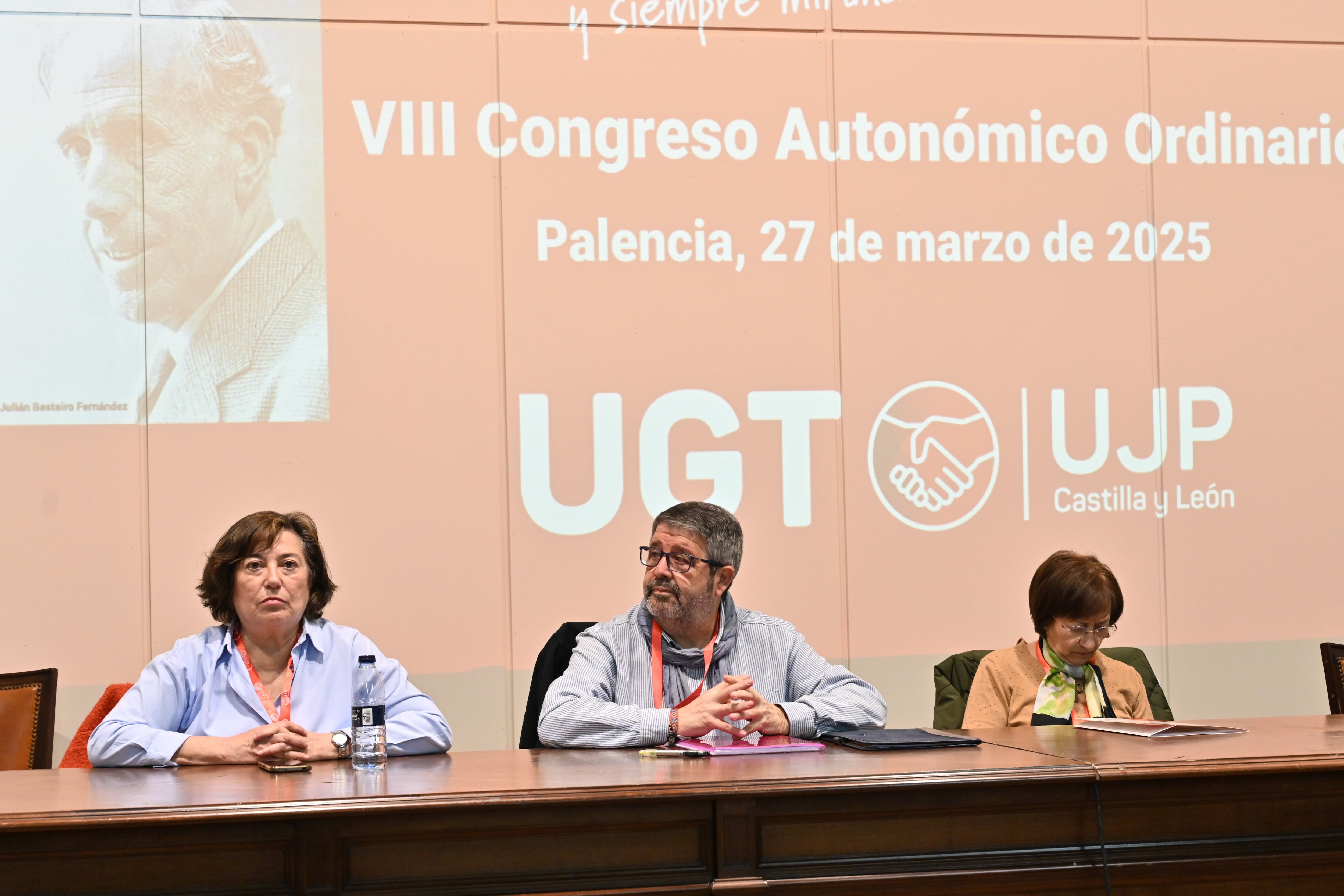 El secretario general de la Unión de Jubilados y Pensionistas de UGT Confederal, Anatolio Díez, junto a Felipe de Diego, reelegido este jueves secretario general de UJP UGT Castilla y León durante el congreso autonómico celebrado en Palencia.EFE/ Almudena Álvarez