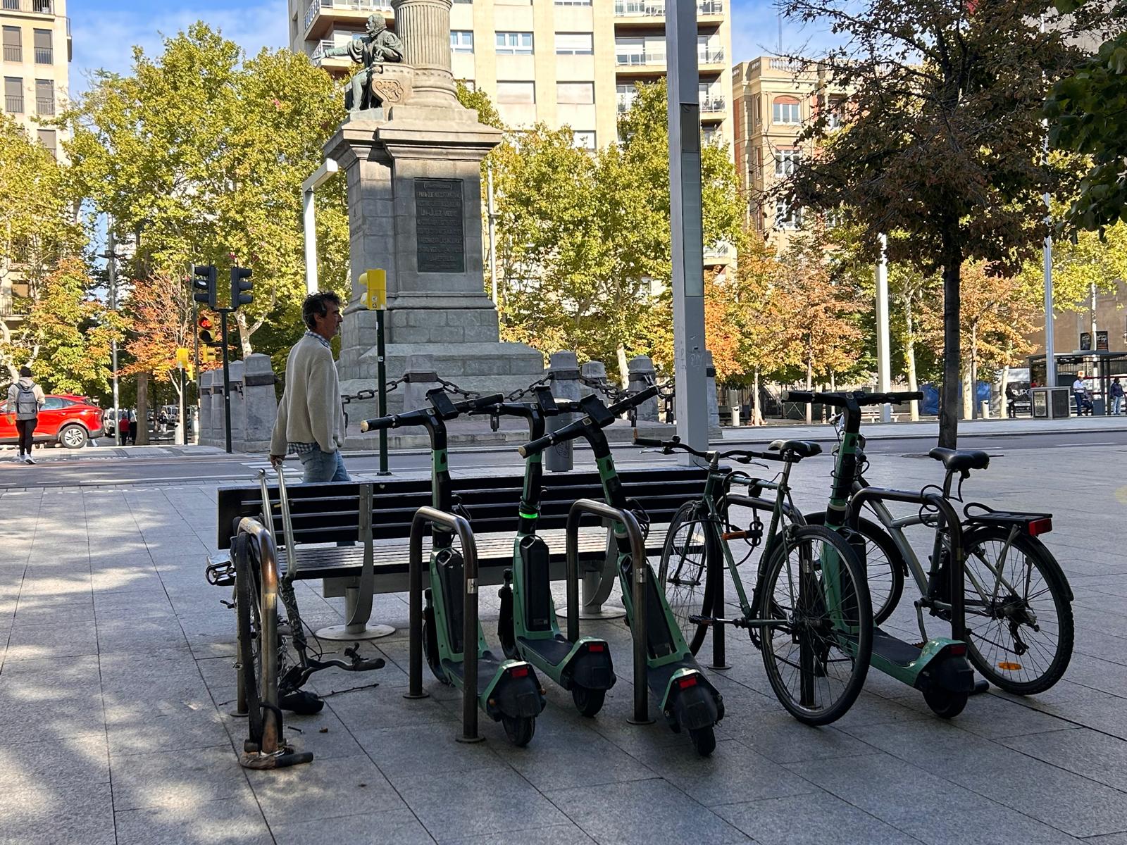 Patinetes y bicicletas en el Paseo Independencia de Zaragoza