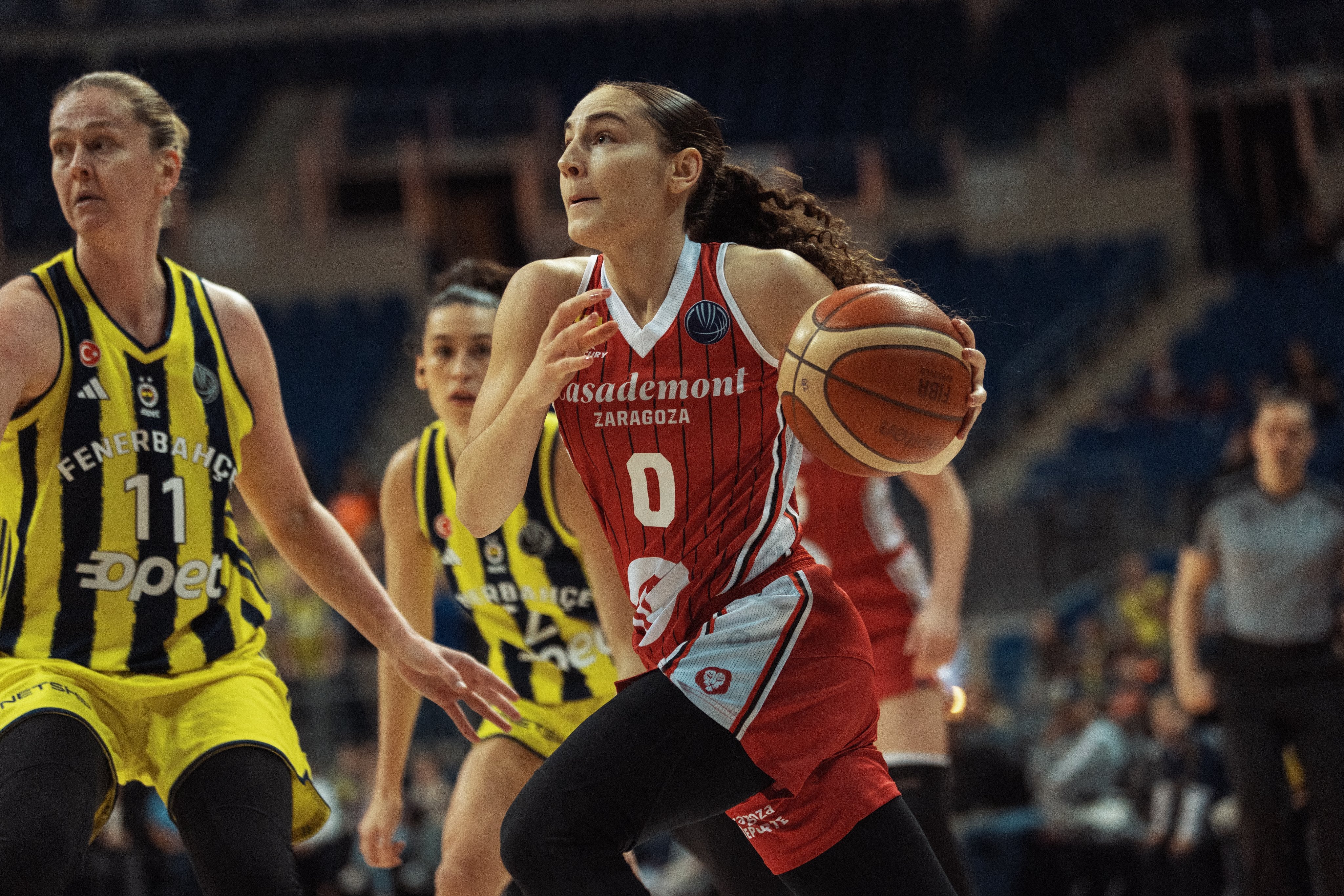 Carla Leite, ante Messeman en una imagen del partido disputado en Estambul