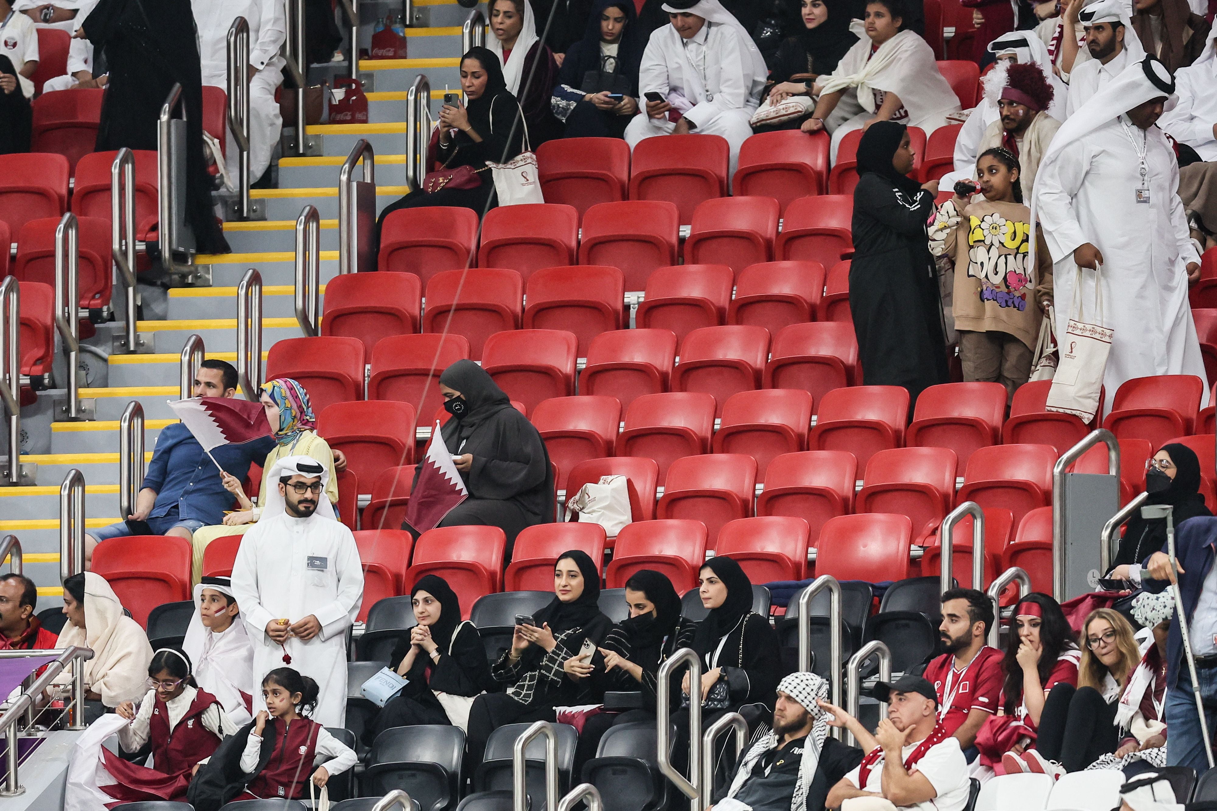 Estadio Al Bayt, vaciándose durante la segunda mitad.