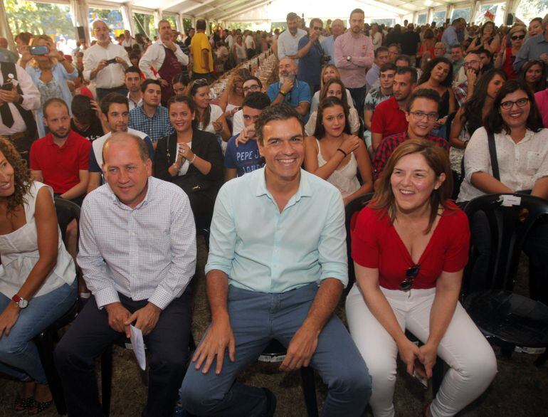 El secretario general del PSOE, Pedro Sánchez, junto al candidato socialista a la Xunta, Xoaquín Fernández Leiceaga (i) y con la presidenta de la Gestora gallega del partido, Pilar Cancela (d). 