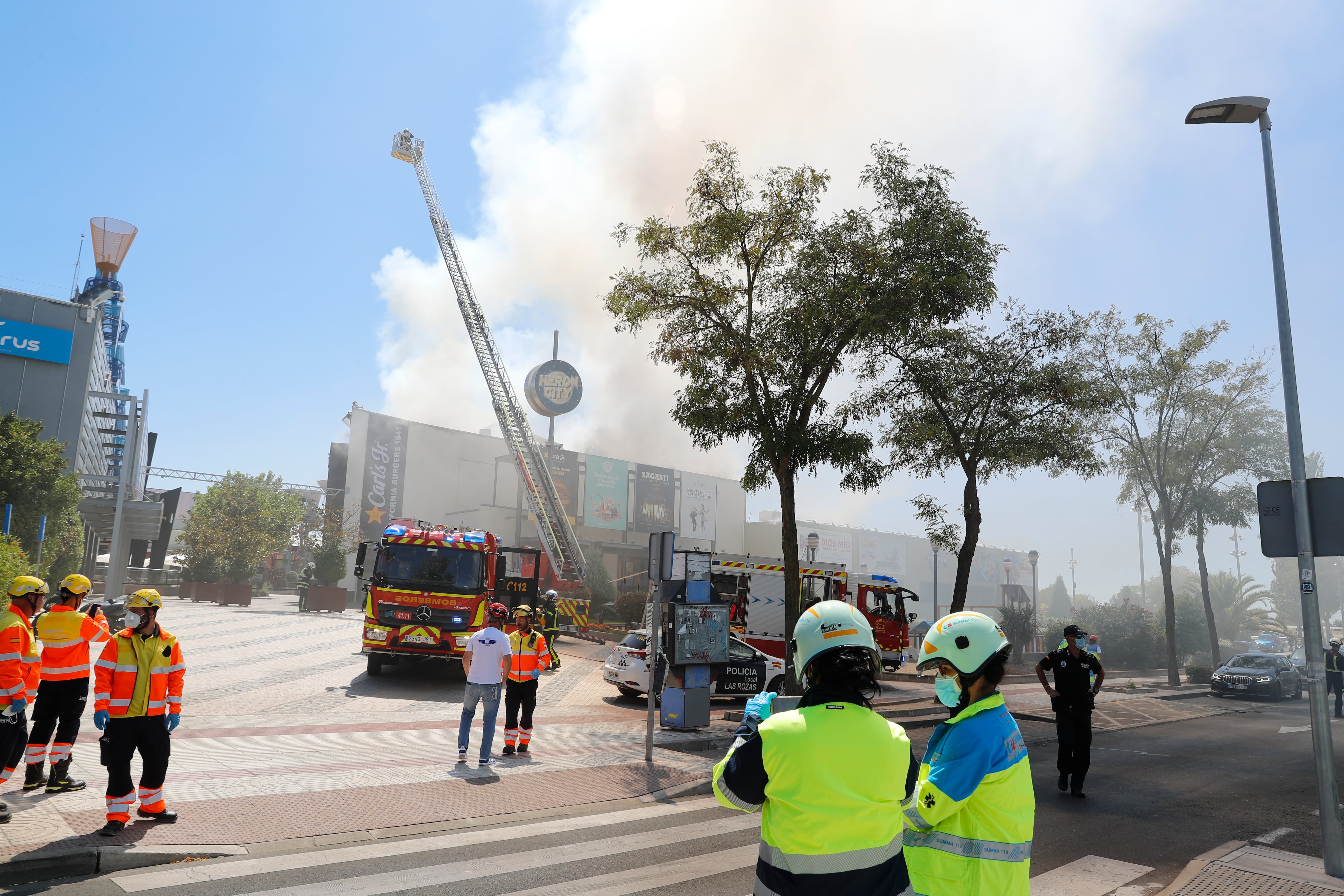 Una dotación de bomberos trabaja en la extinción del incendio que se ha producido este mediodía en el restaurante Foster&#039;s Hollywood situado en el centro comercial Heron City de la localidad madrileña de Las Rozas.