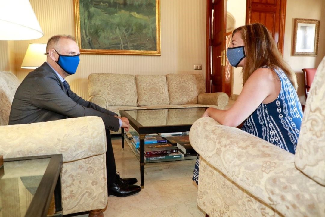 El nuevo rector de la UIB, Jaume Carot, y la presidenta del Govern, Francina Armengol, durante su primer encuentro institucional 