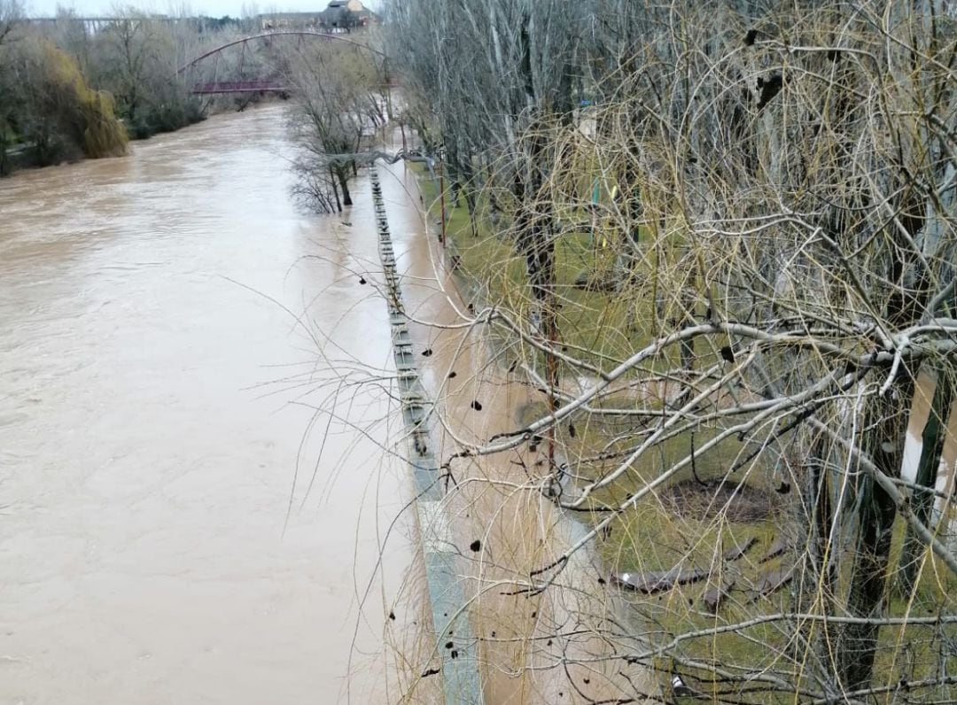 El Río Duero se ha desbordado por algunos puntos