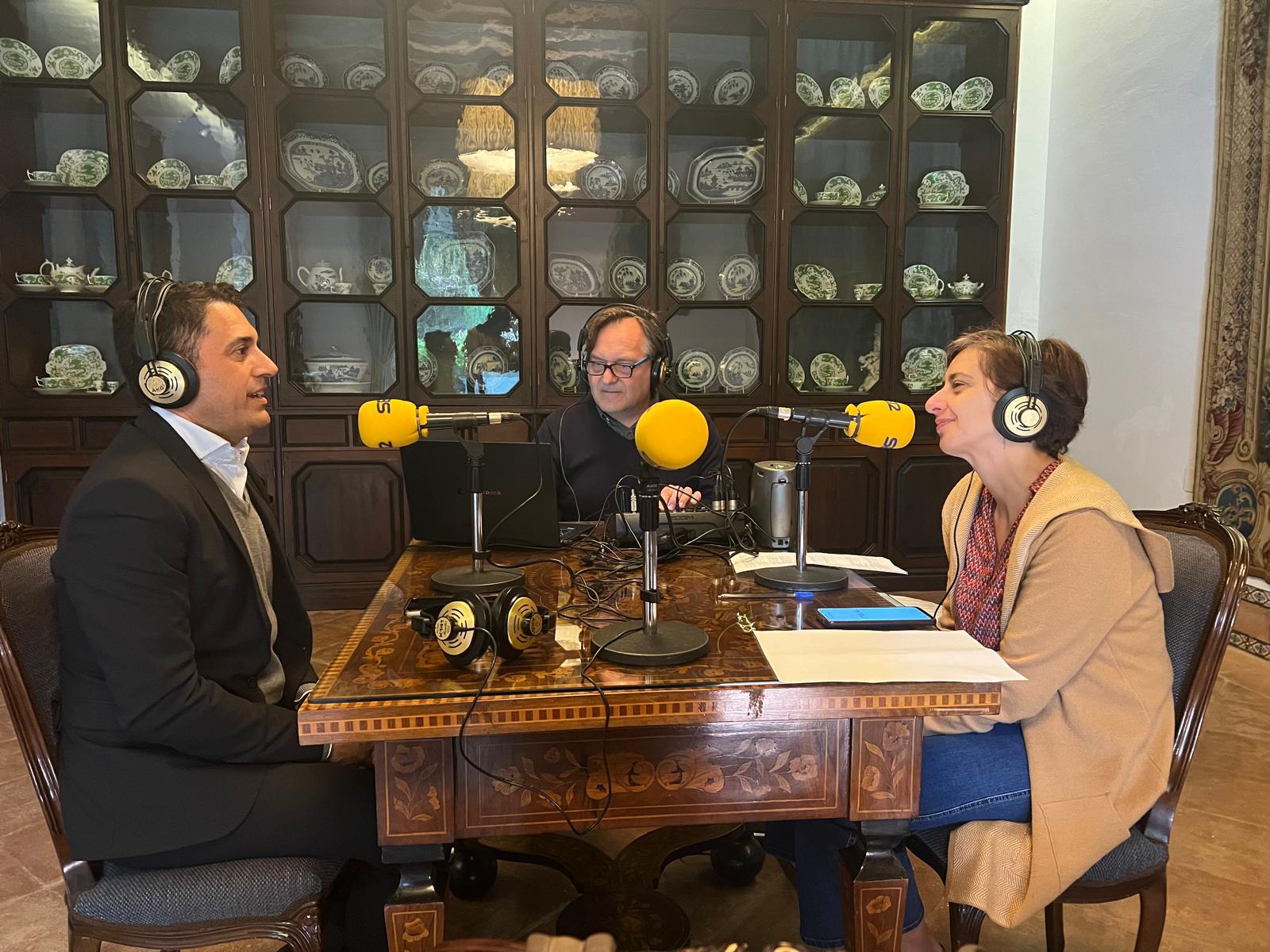 El director de la Fundación Cajasur, Leopoldo Izquierdo, Tomás Ríos (técnica) y María José Martínez.