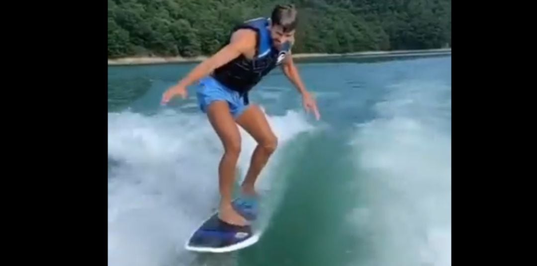 Gerard Piqué, en el vídeo en el que practica wakesurf.