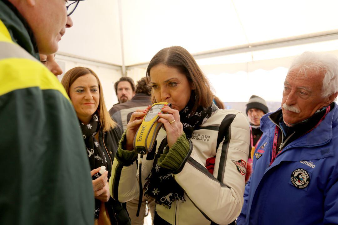 La ministra de Industria, Reyes Maroto, realiza una prueba de alcoholemia durante su visita a la carpa de la Dirección General de Tráfico (DGT) en la Antigua Hípica Militar instalada durante la XXXVI Concentración Motera Pingüinos 2019. Junto a ella, la delegada del Gobierno en Castilla y León, Virginia Barcones