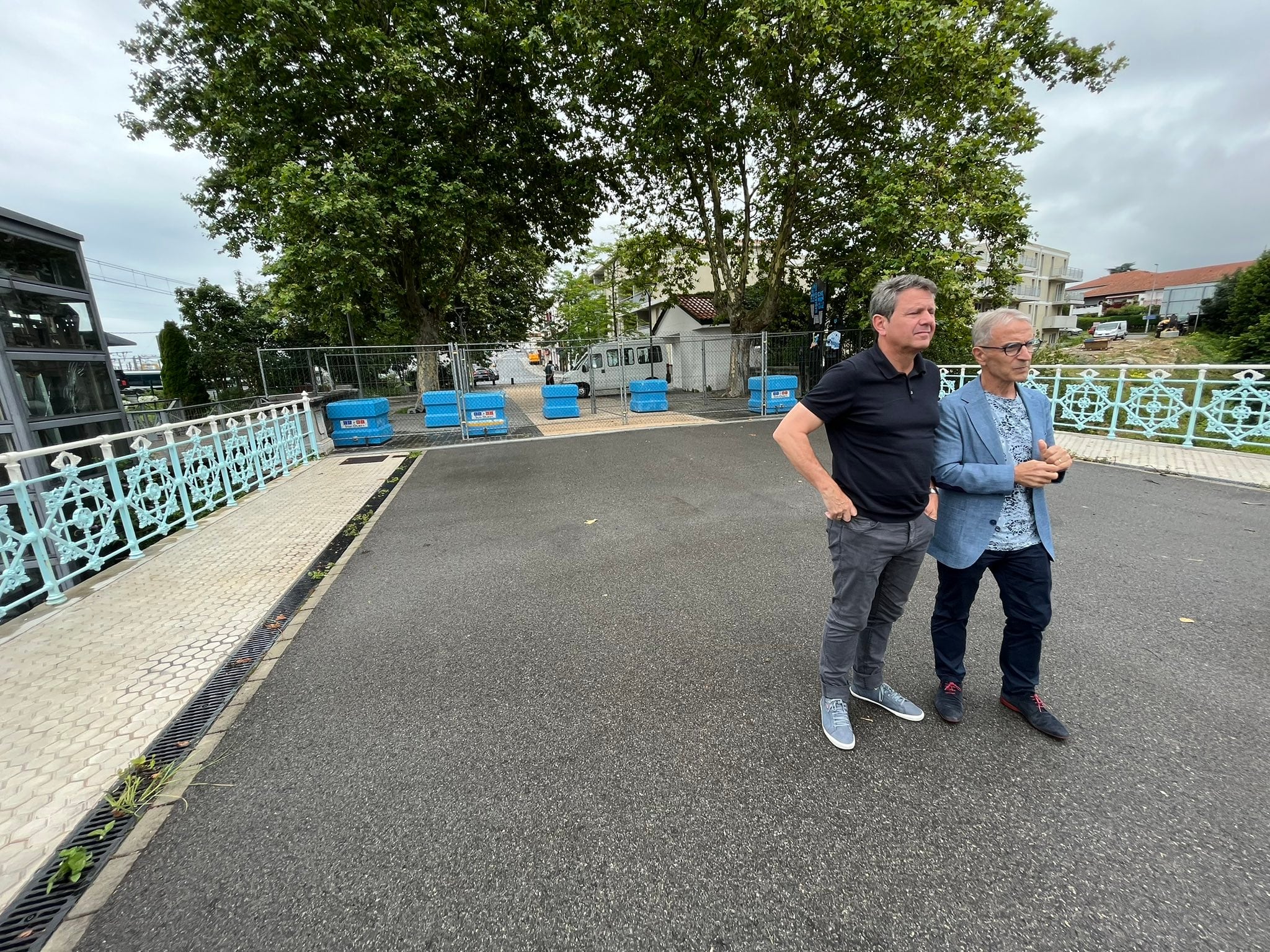 Santano y Ezenarro, alcaldes de Irun y Hendaya, en el puente | Fuente: Ayuntamiento de Irun