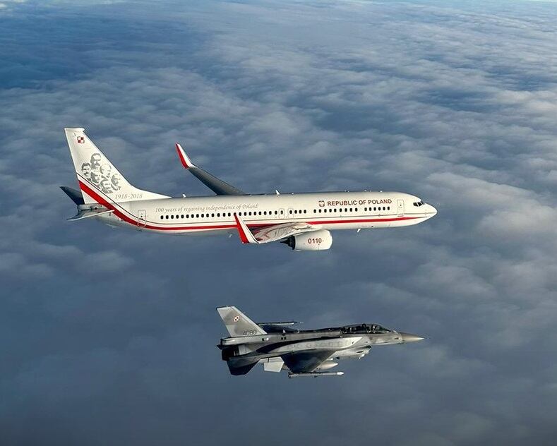 El avión de la selección polaca, escoltado por cazas.