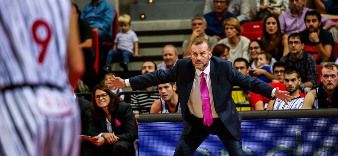 Néstor García da instrucciones a sus jugadores durante el partido de este domingo en Zaragoza.