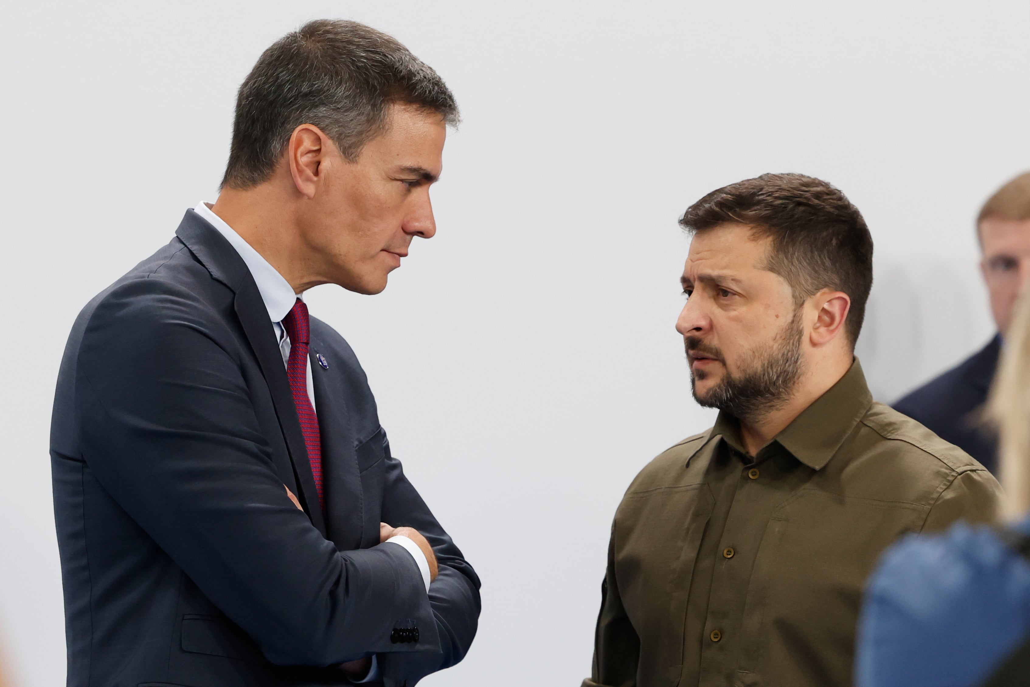 El presidente del Gobierno en funciones, Pedro Sánchez (i) conversa con el presidente de Ucrania, Volodímir Zelenski (d) durante la III Cumbre de la Comunidad Política Europea (CPE), que se celebra este jueves en Granada