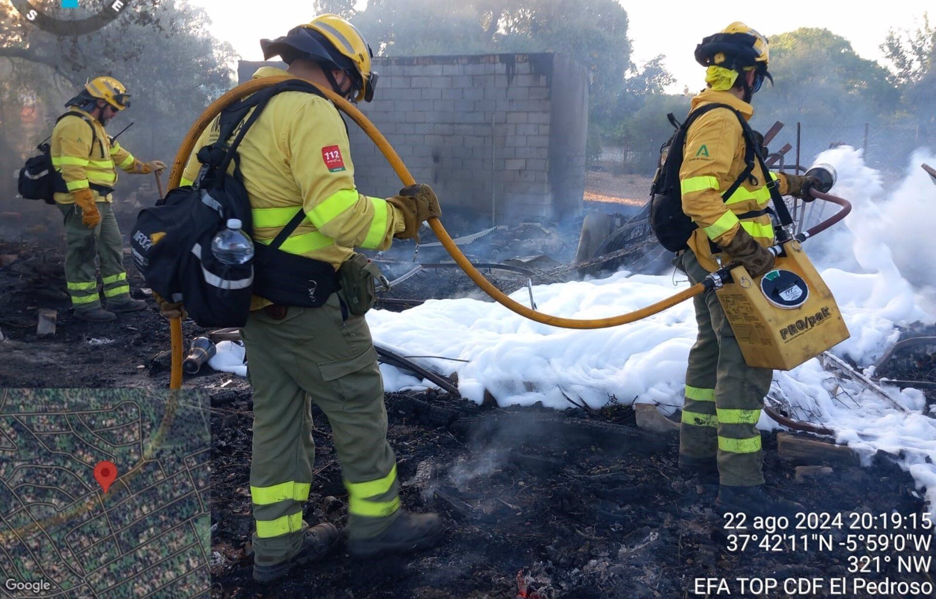 22/08/2024 Bomberos del Plan Infoca apagan las llamas en el interior de una parcela de la urbanización La Mina, en Castilblanco de los Arroyos (Sevilla).
POLITICA 
PLAN INFOCA
