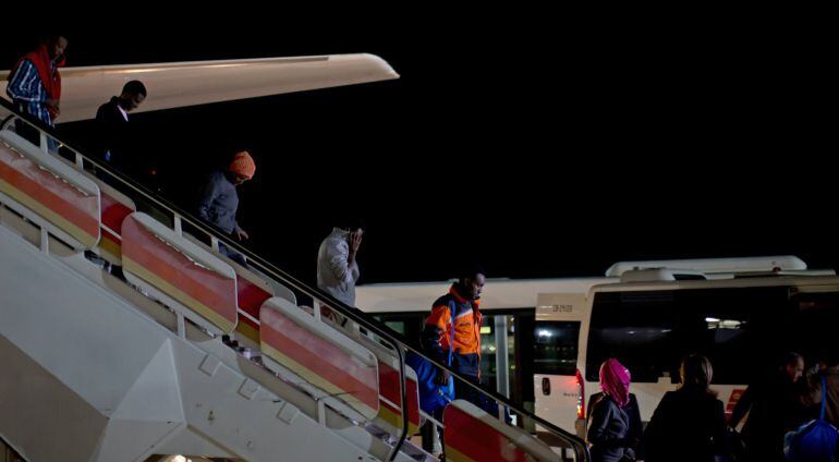 Fotografía facilitada por Presidencia del Gobierno del grupo de solicitantes de asilo compuesto por cuatro mujeres y ocho hombres, once de ellos eritreos y uno sirio, que llegó la noche del domingo desde Italia al aeropuerto Adolfo Suárez Madrid Barajas.