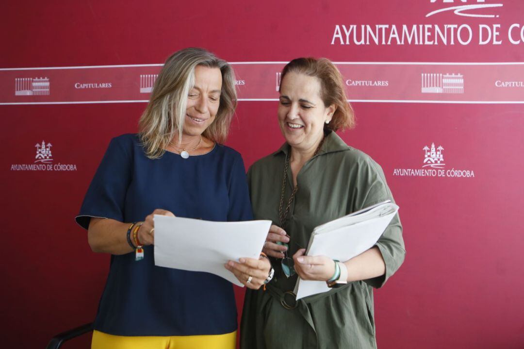 La primera teniente de alcalde, Isabel Albás, junto a las delegada de transformación digital, Blanca Torrent