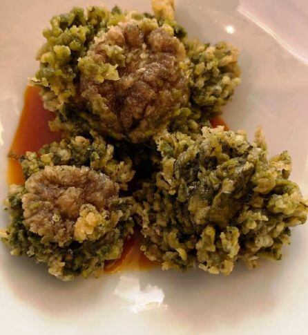 Ortiguillas sobre salsa