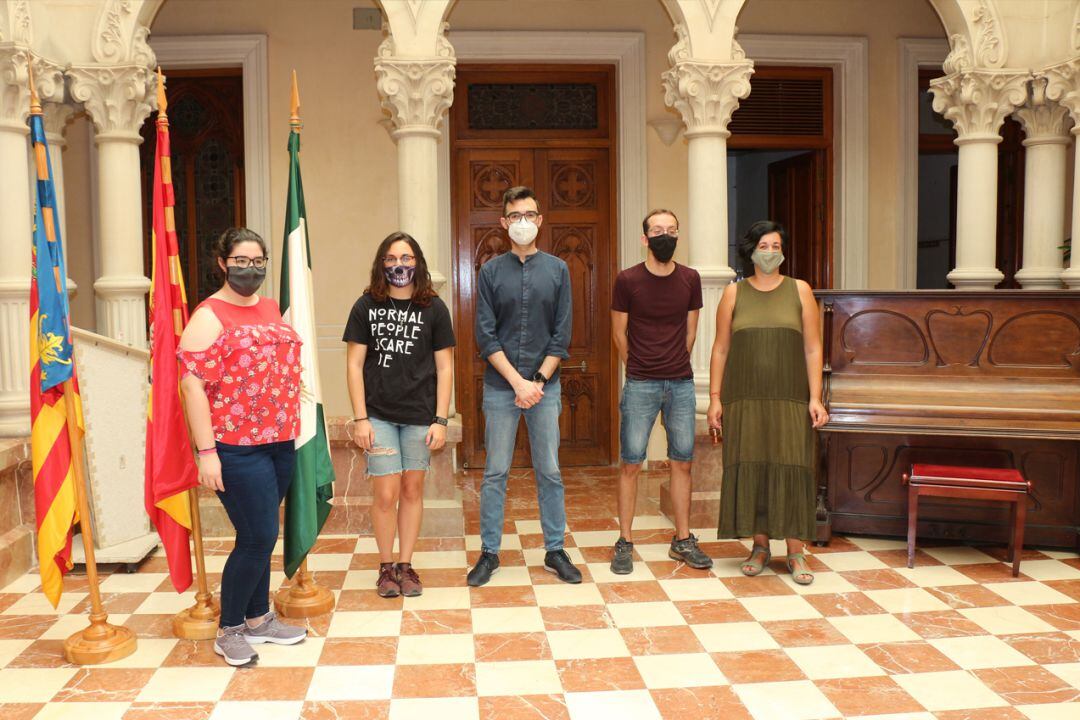 El alcalde de Novelda, Fran Martinez (C), con representantes del Consell de la Joventut 