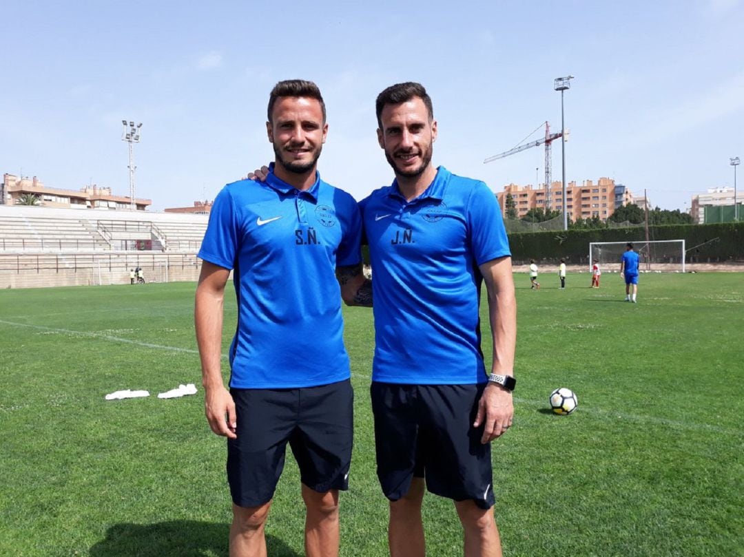 Saúl, a la izquierda, junto a su hermano Jony en el Clínic de la Academia Ñíguez Sport