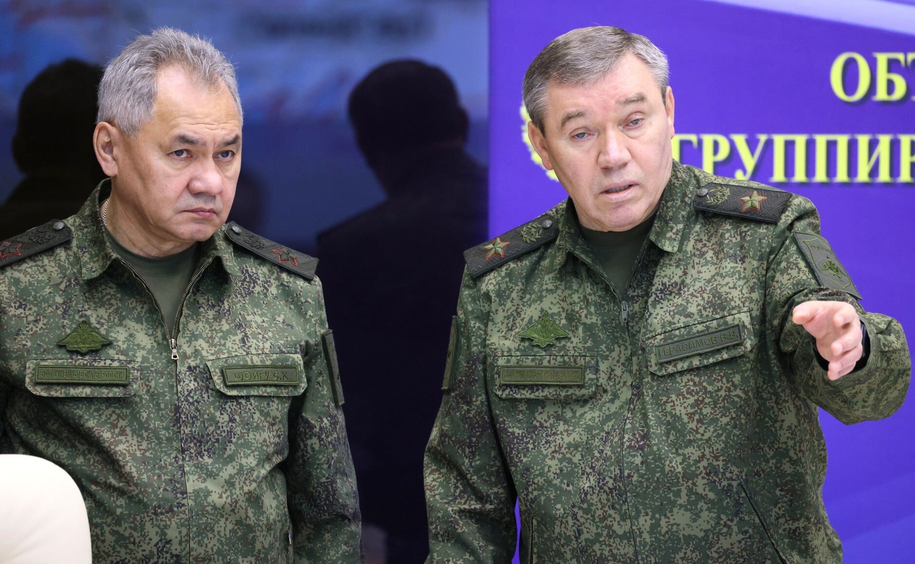 Sergei Shoigu y Valeri Gerasimov durante una visita de Vladimir Putin al cuartel general de las fuerzas rusas involucradas en la invasión de Ucrania a finales de 2022