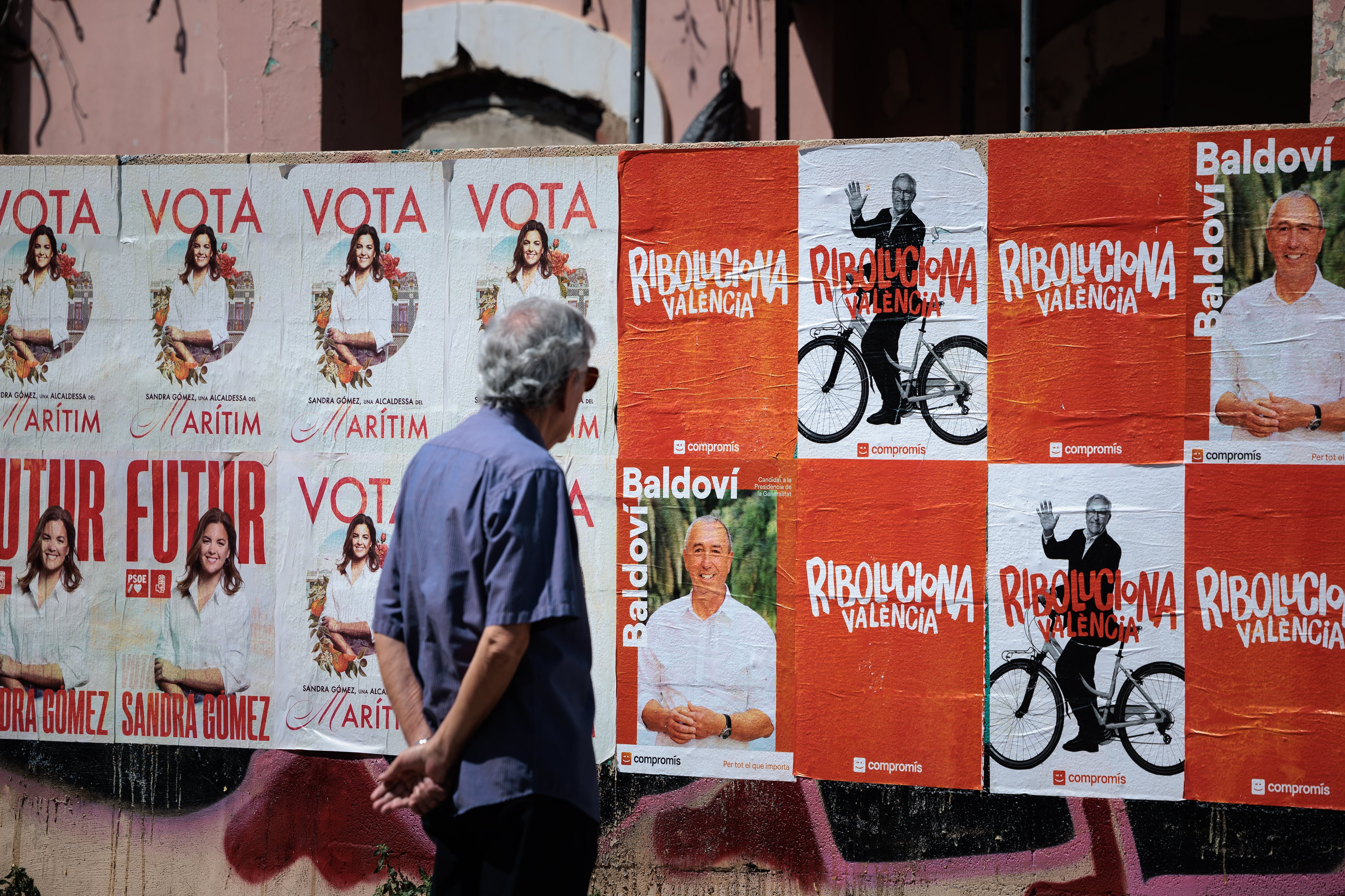 Una persona contempla unos carteles electorales en Valencia.