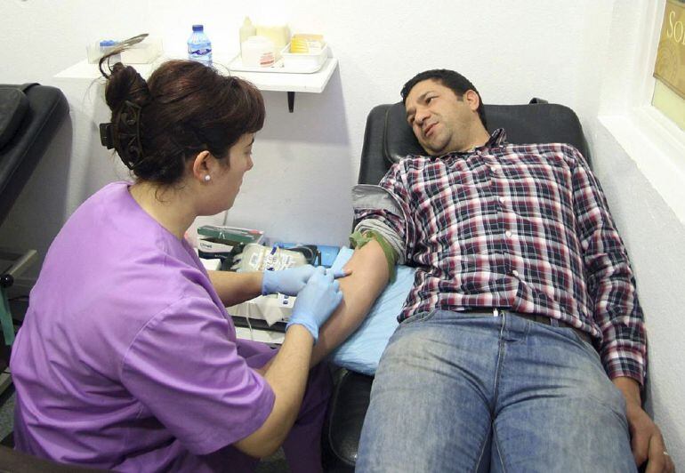 GRA054. SORIA, 20/01/2015.- El presidente de la Comunidad Islámica de Soria, Ahmed El Boutaybi (d), ha participado hoy en una campaña de donación de sangre para rechazar la violencia y el terrorismo, tras los últimos atentados ocurridos en París. EFE/Wifredo Garcia