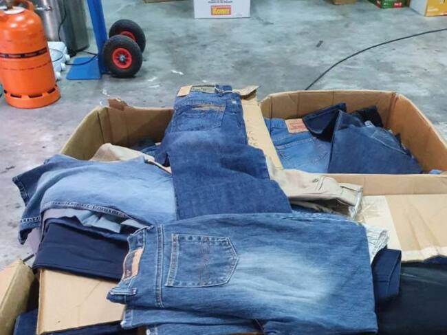 Entrega de ropa por parte de los vocales de Caridad de las hermandades y cofradías de Semana Santa de Granada a las personas sin hogar acogidas en el Palacio de los Deportes por el Ayuntamiento de Granada