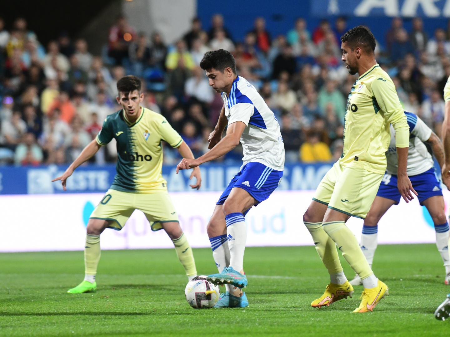 Jaume Grau controla el balón en el último partido ante el Éibar en La Romareda